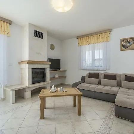 Mateja Villa Karigador