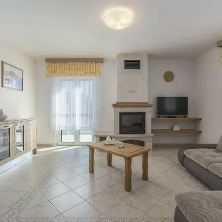 Mateja Villa Karigador