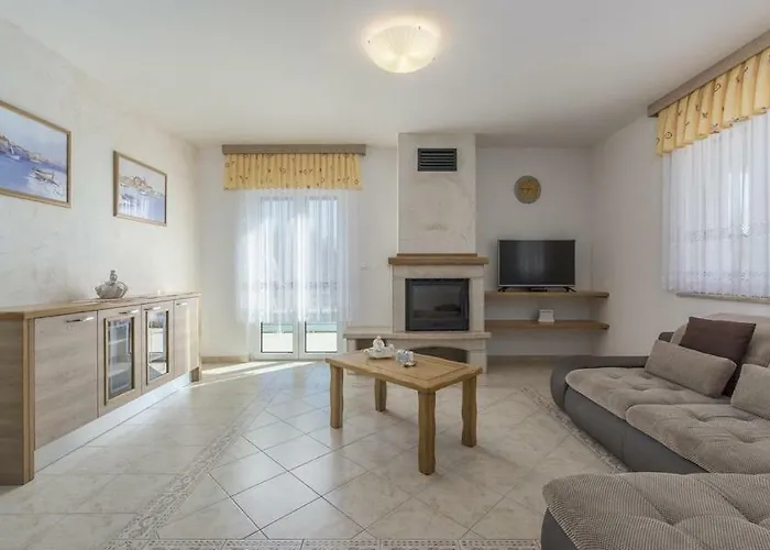 Mateja Villa Karigador